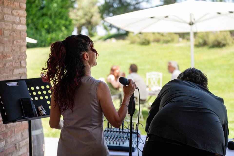 donna che canta all aperto