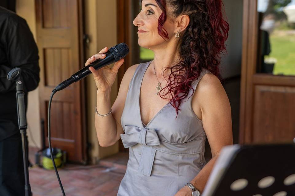 donna che canta di profilo