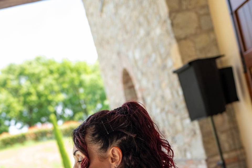 donna che canta in ambiente rustico