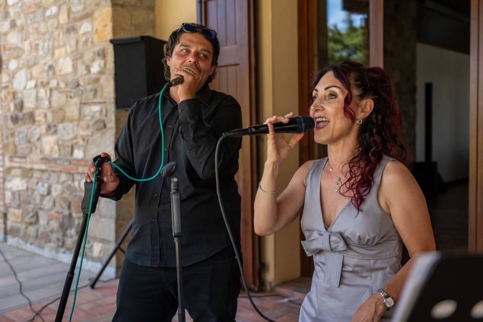 duo canoro con microfoni e mixer