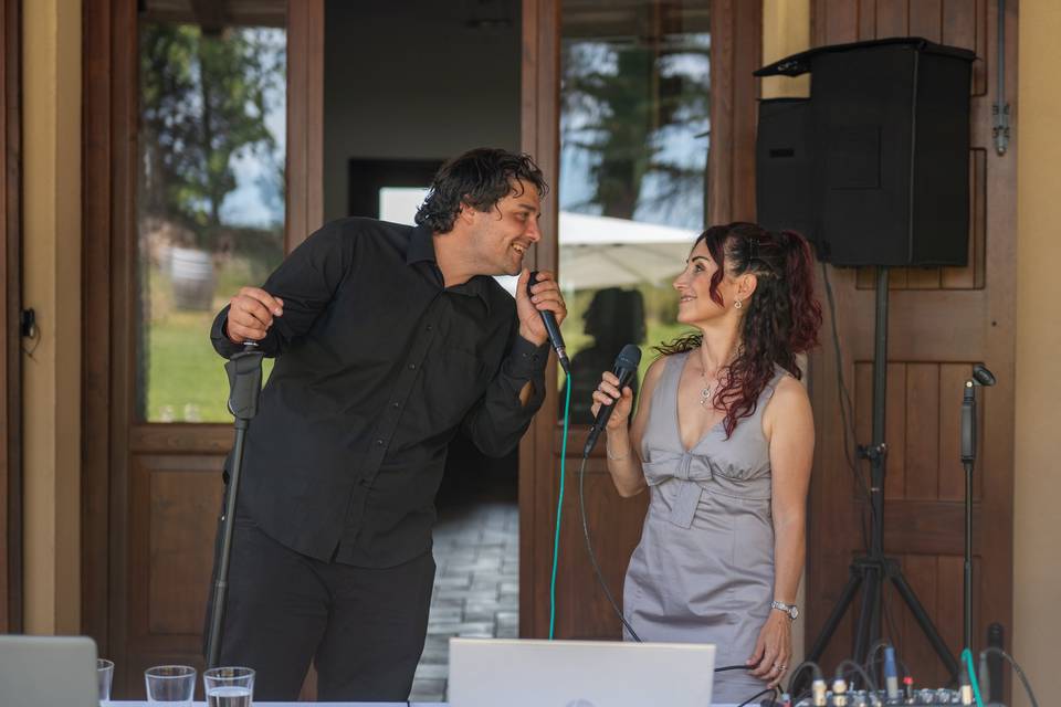 duo che canta guardandosi negli occhi