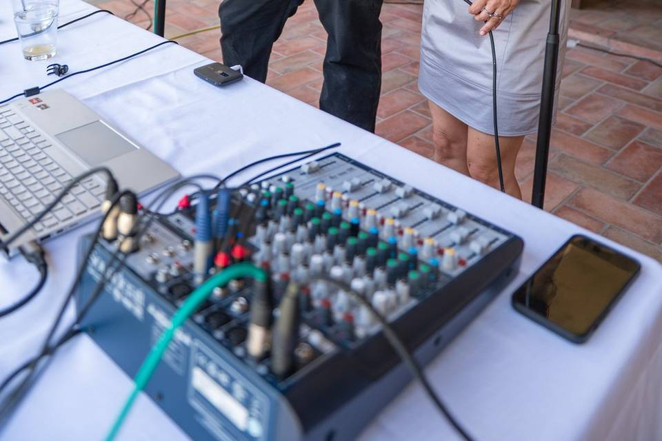 duo che lavora al mixer audio