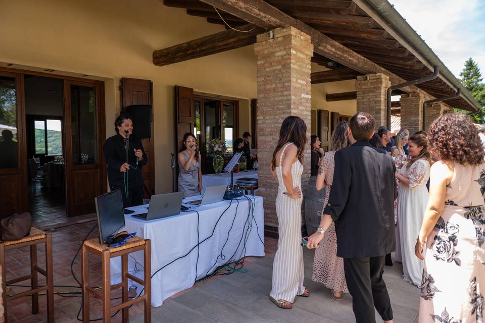 esibizione musicale su terrazza rustica