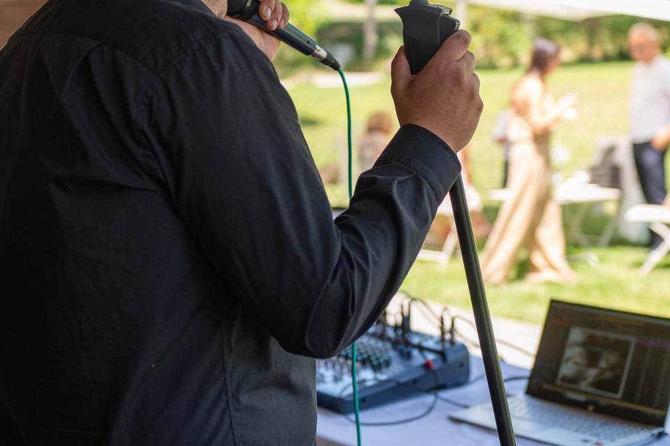 musicista che canta alla scrivania