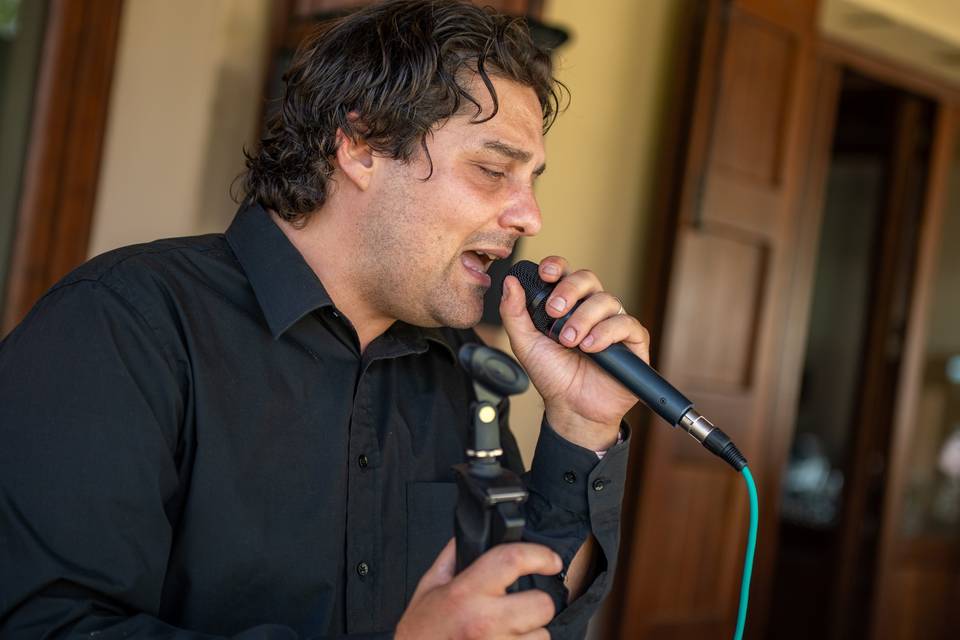 primo piano di uomo che canta