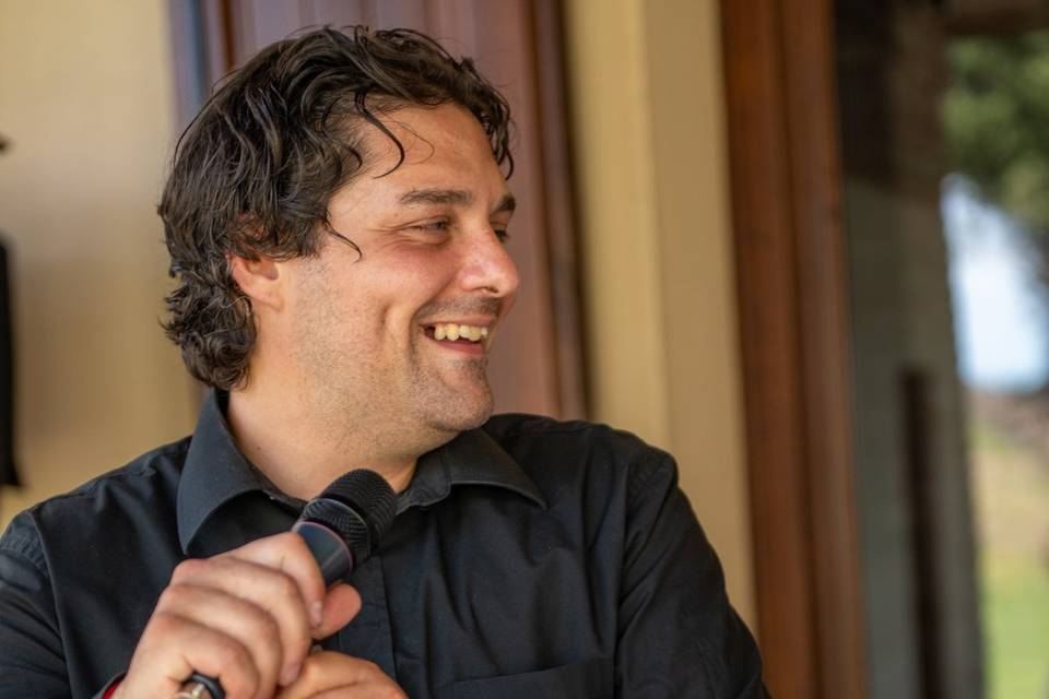 uomo che canta in camicia nera
