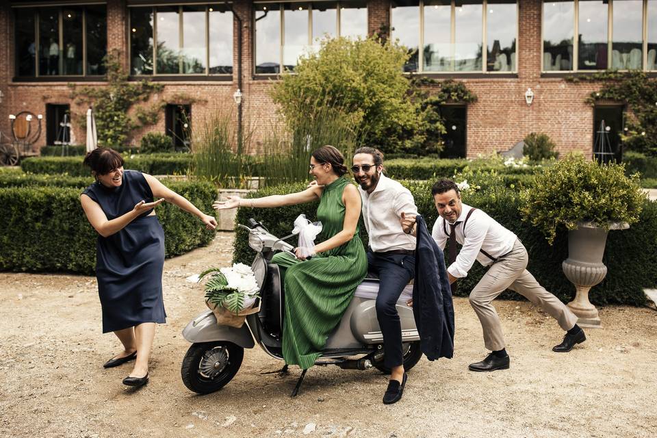 Risate tra amici nella corte