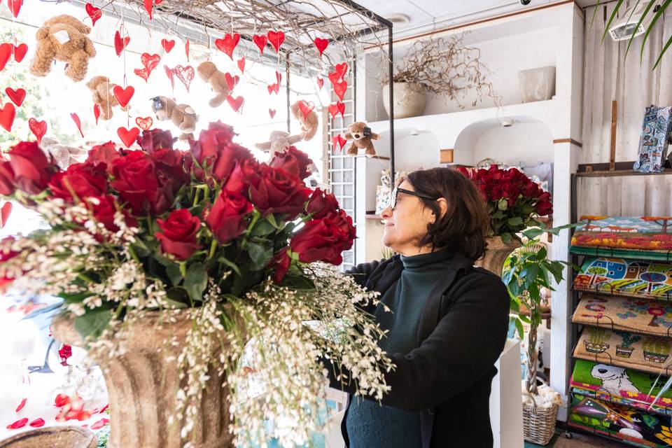 Donna_ammira_grande_mazzo_rose