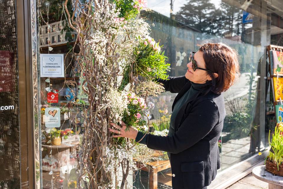 Donna_sistema_fiori_vetrina