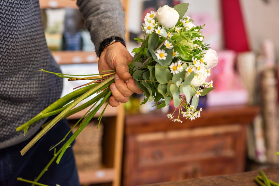 Fiorista_tiene_mazzo_fiori_campo