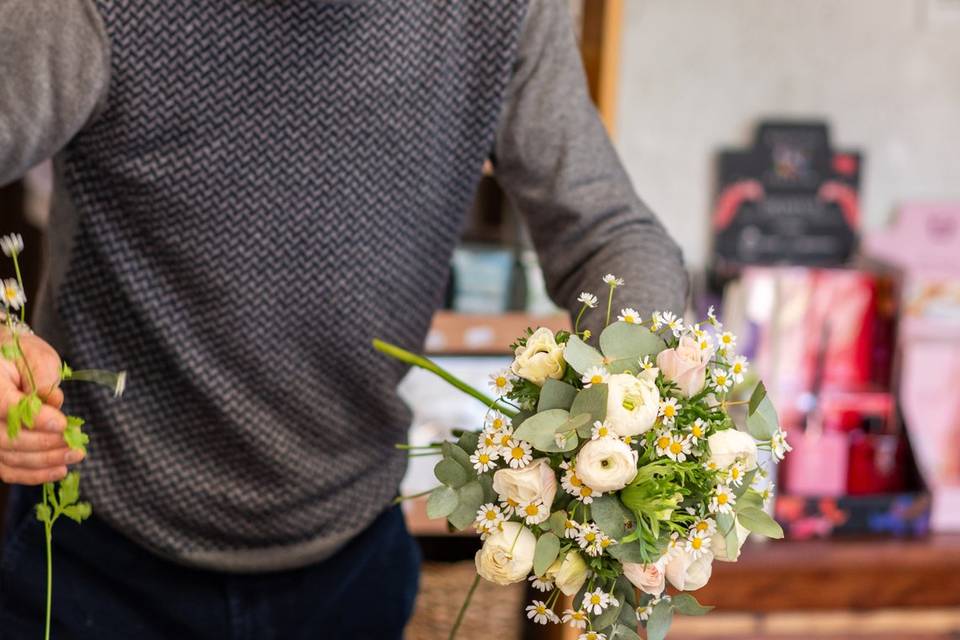 Uomo_concentrato_creazione_bouquet