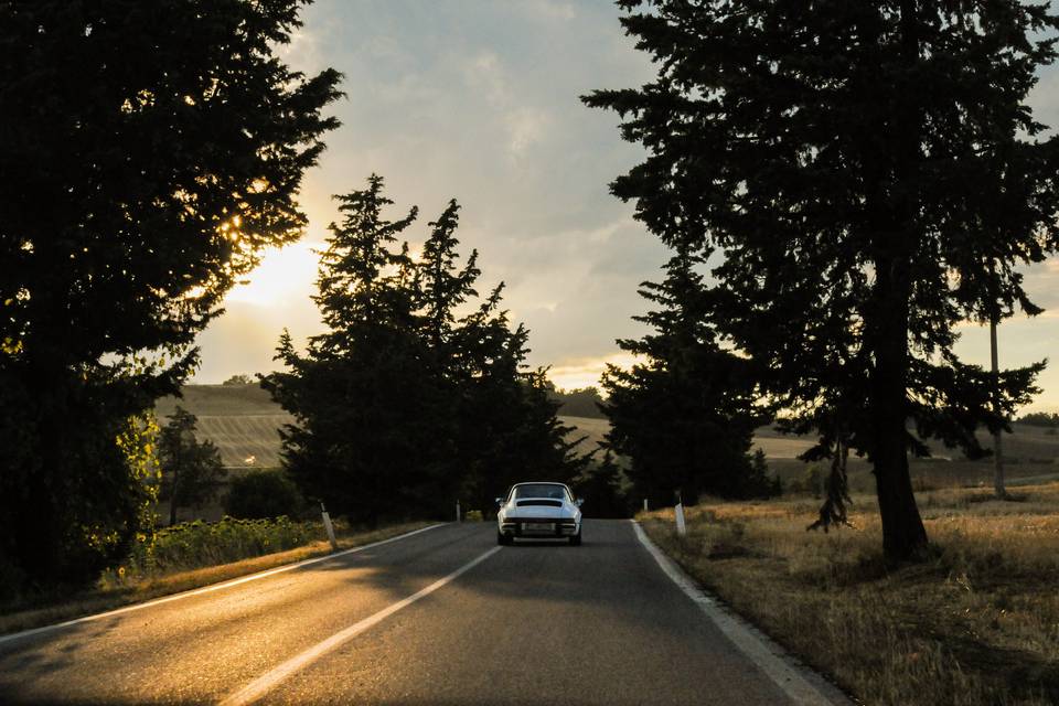 Auto al tramonto