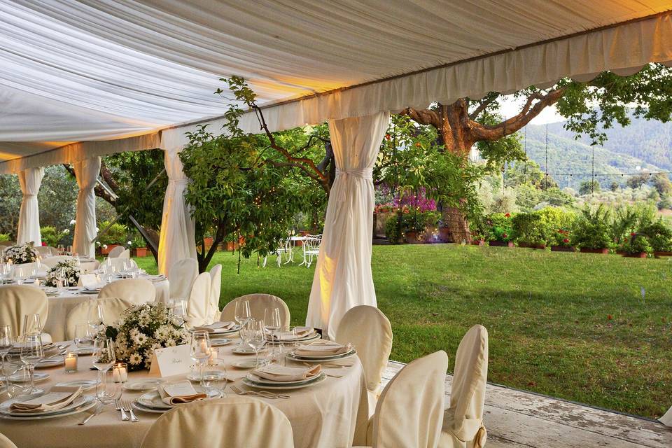 Pranzo sotto il gazebo