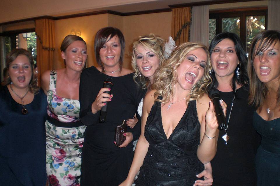 Karaoke sposa e amiche