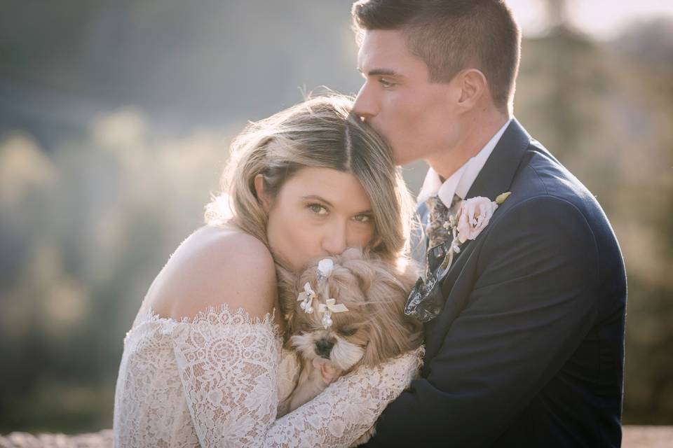 Gli sposi e il loro cagnolino