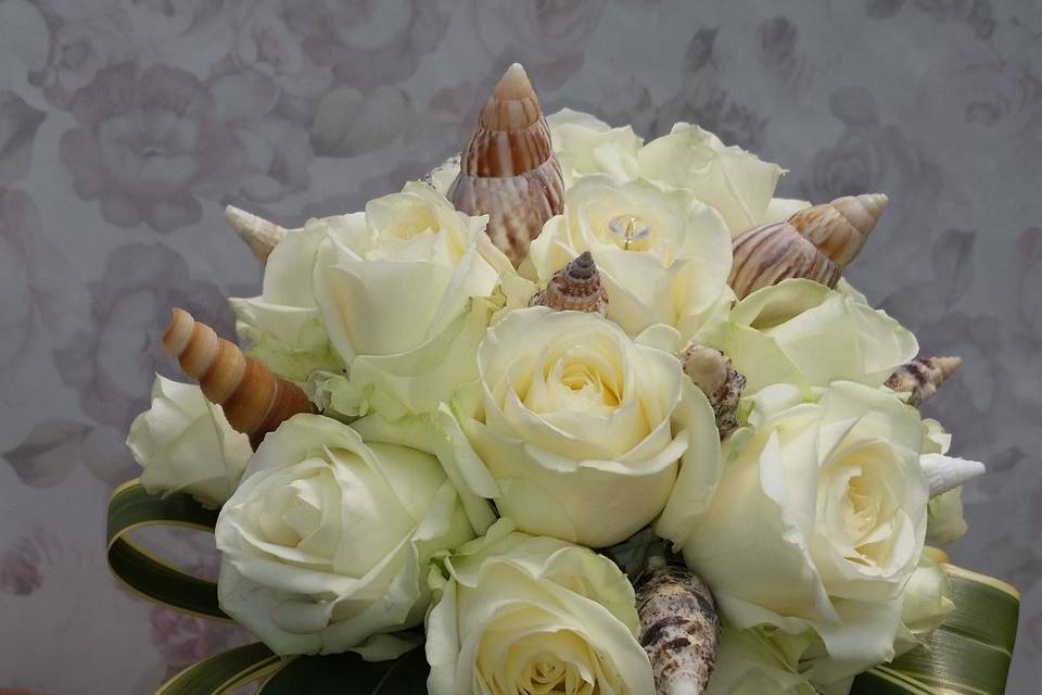 Bouquet rose e conchiglie