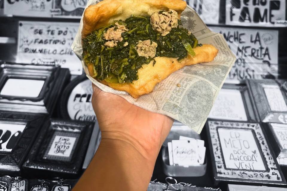 La pizza fritta farcita