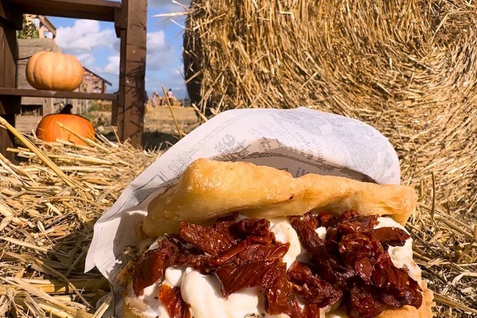 La pizza fritta farcita