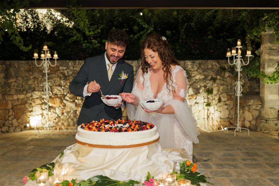 Wedding cutting cake