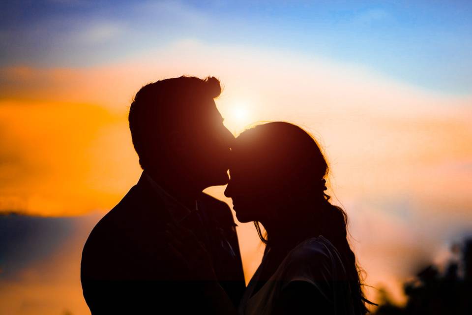 Tappeto bianco e sedie per un matrimonio all'aperto. La luce del tramonto  Foto stock - Alamy