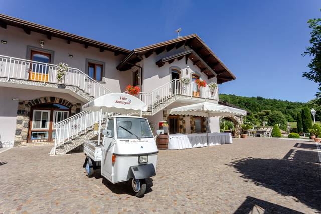 Ape_vespa_bianco_esterno_villa