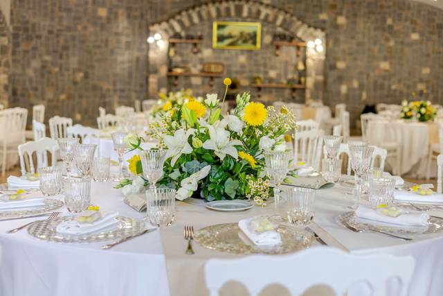 Centrotavola_fiori_gialli_bianchi_tavola