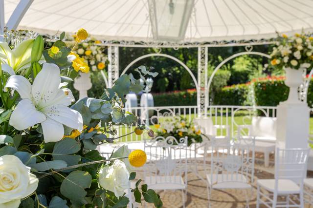 Decorazione_fiori_bianchi_gialli