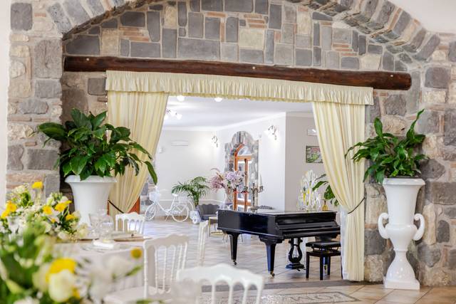 Interno_salone_pianoforte_nero