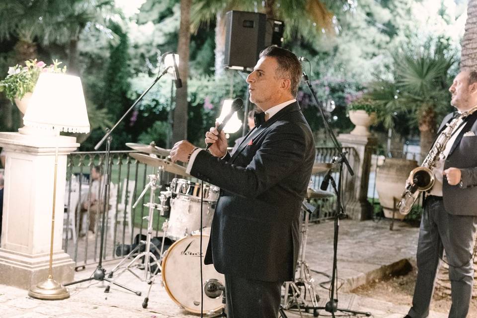 Cantante_suona_microfono_elegante
