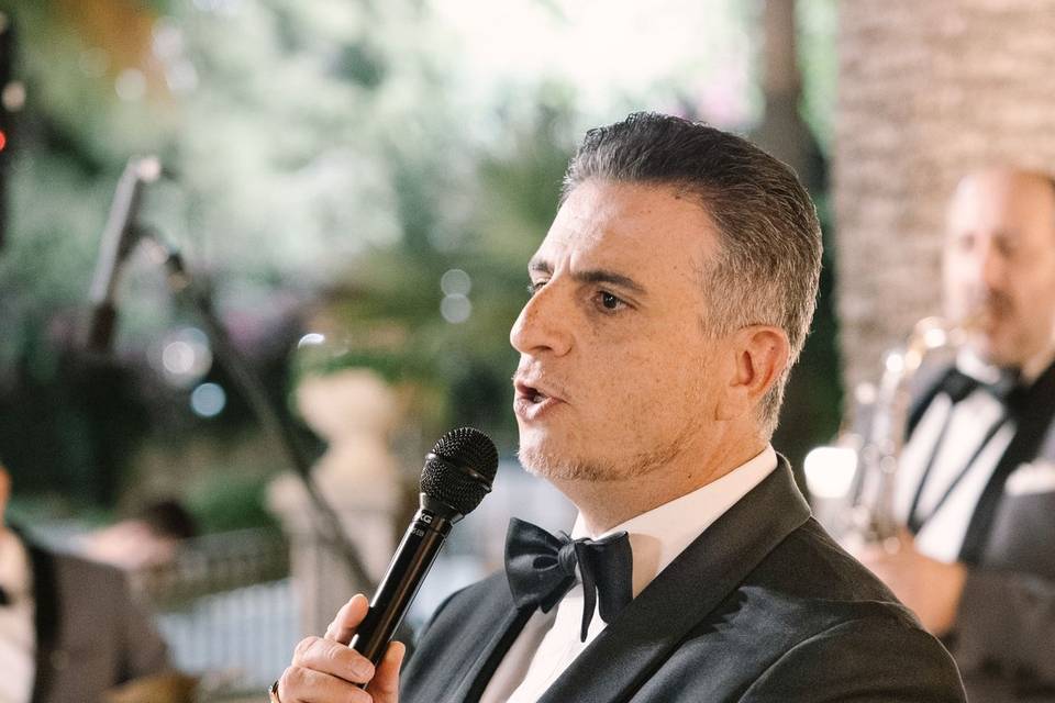 Cantante_uomo_abito_elegante