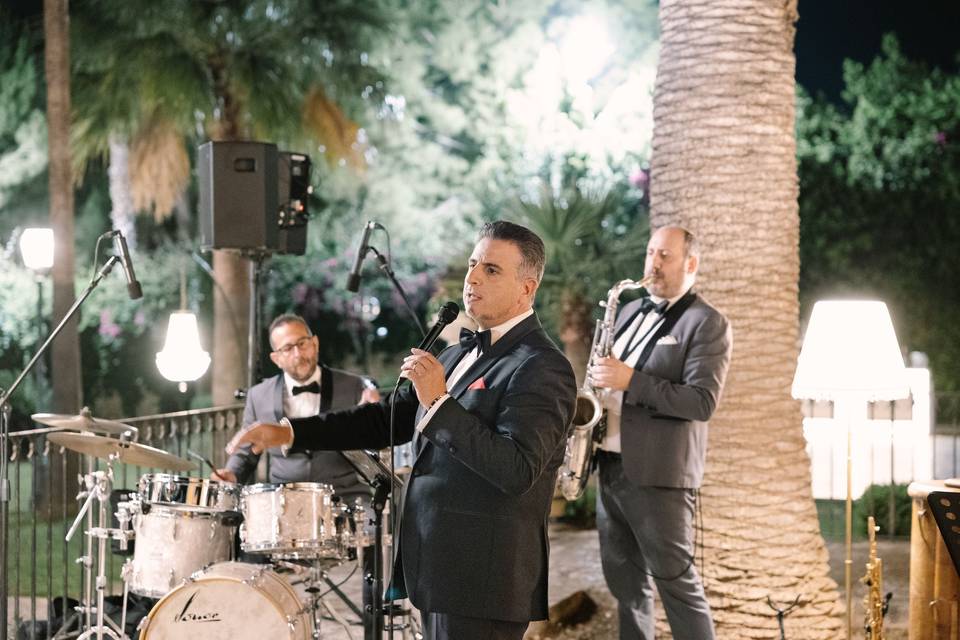 Cantante_uomo_elegante_sax_batteria