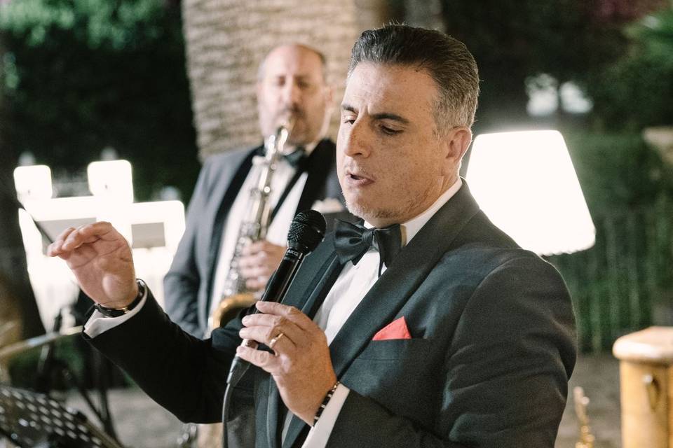 Cantante_uomo_tuxedo_microfono