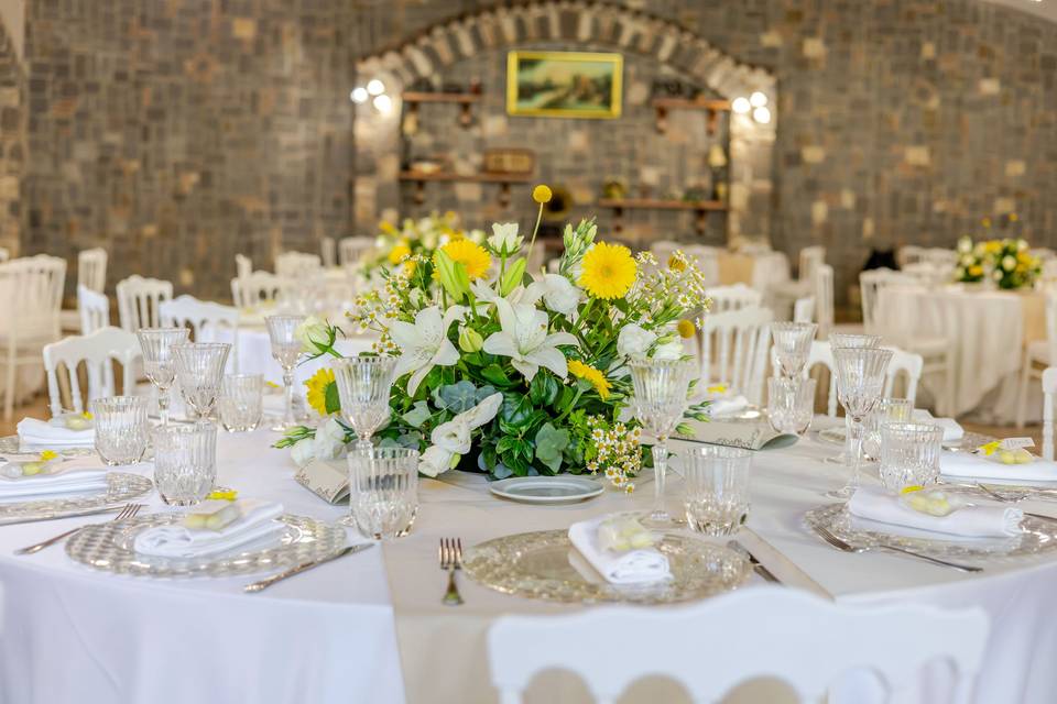 centrotavola_fiori_gialli_bianchi_tavola