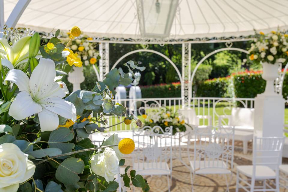 decorazione_fiori_bianchi_gialli