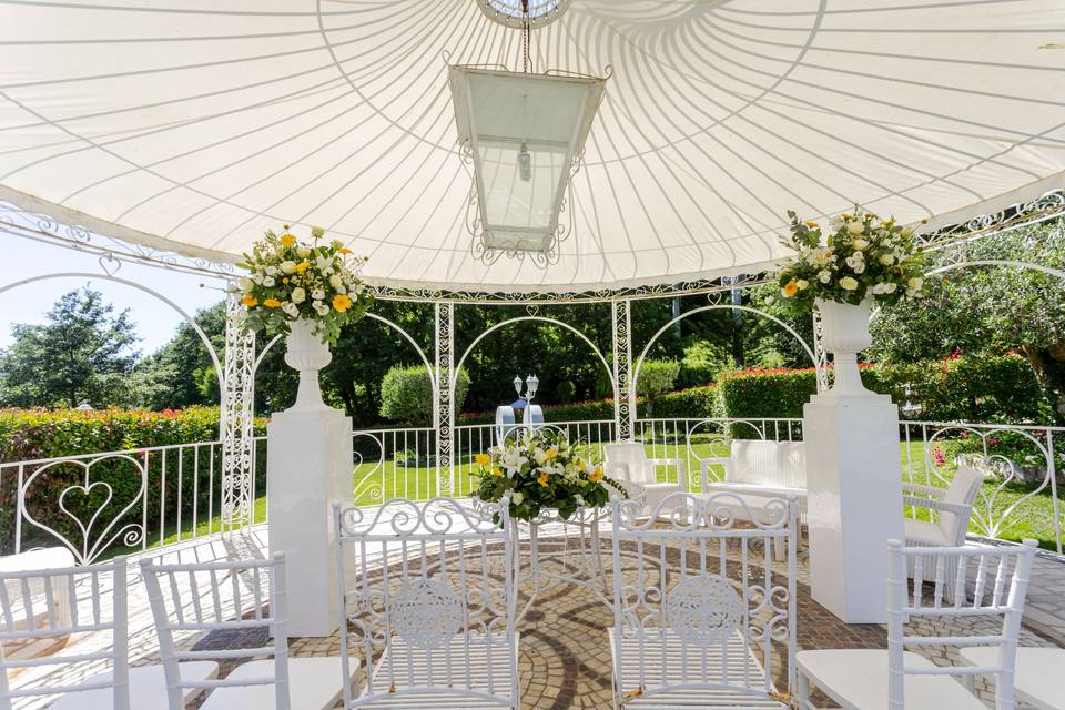 gazebo_ferro_bianco_fiori_gialli