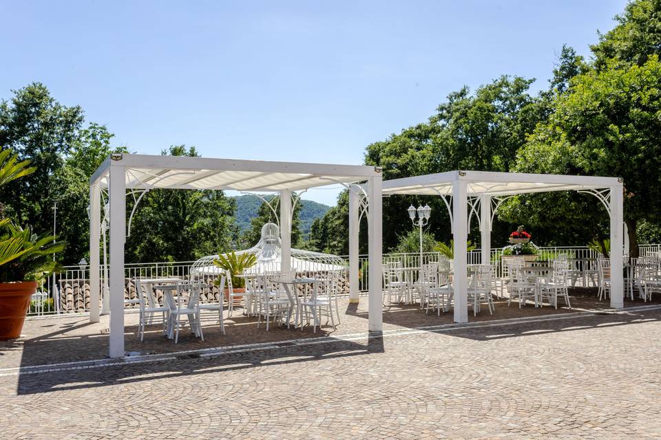gazebo_metallico_bianco_esterno