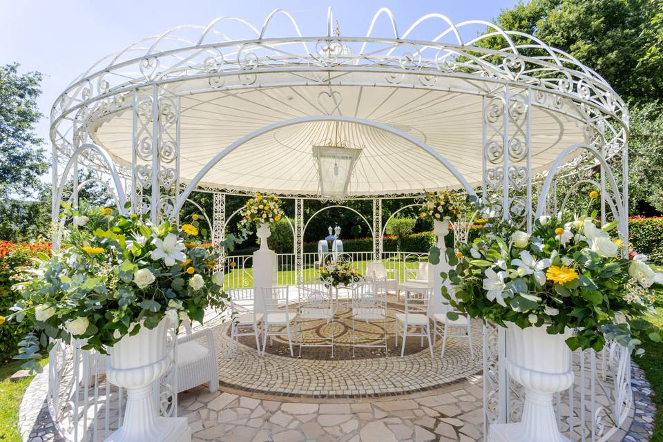 gazebo_metallico_bianco_fiorito