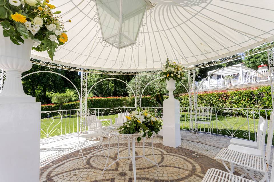 gazebo_metallo_bianco_fiori_gialli