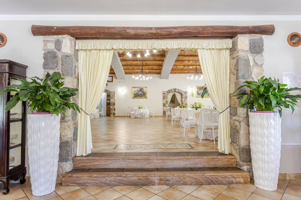 ingresso_salone_vasi_bianchi