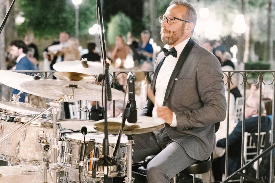 Musicista_batteria_abito_grigio