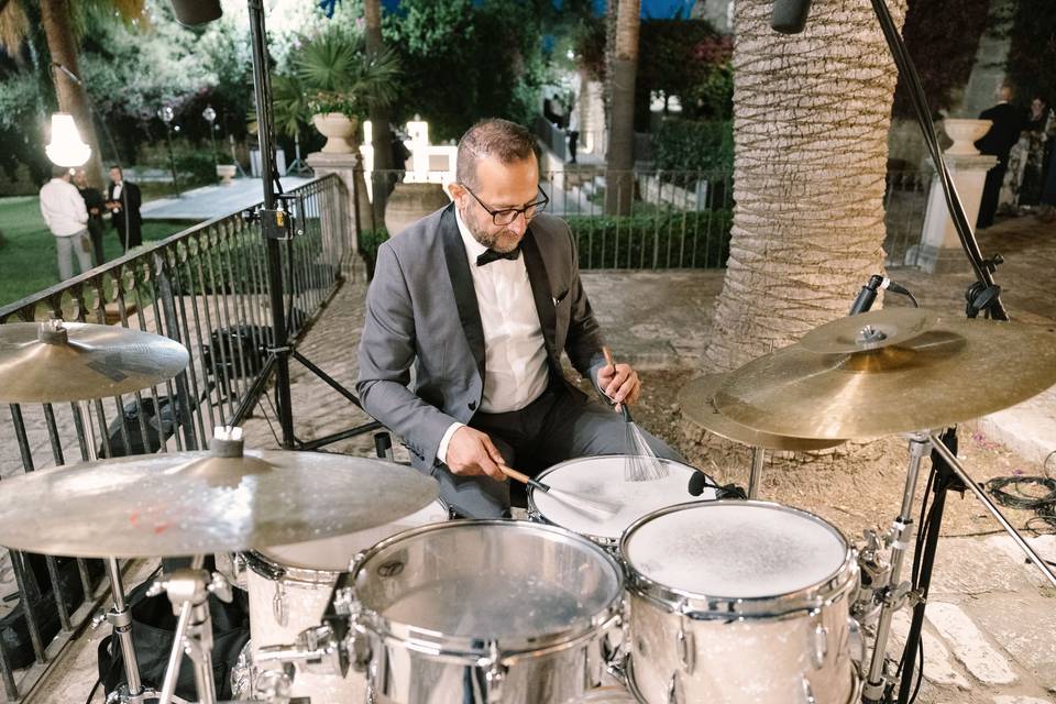 Musicista_batteria_canna_bacchette