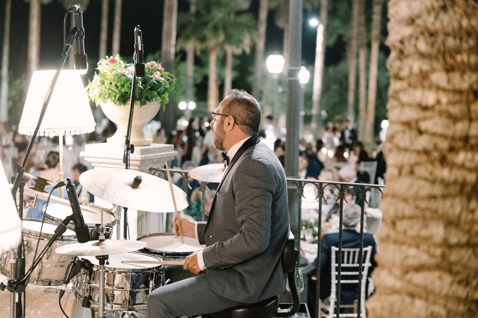 Musicista_batteria_suona_evento