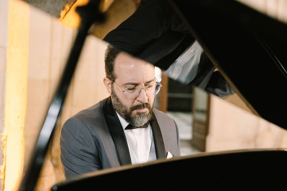 Musicista_pianoforte_grande_formale
