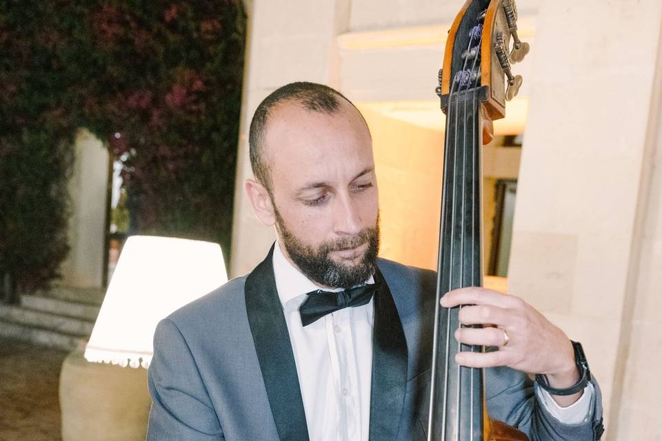 Musicista_suona_contrabbasso_legno