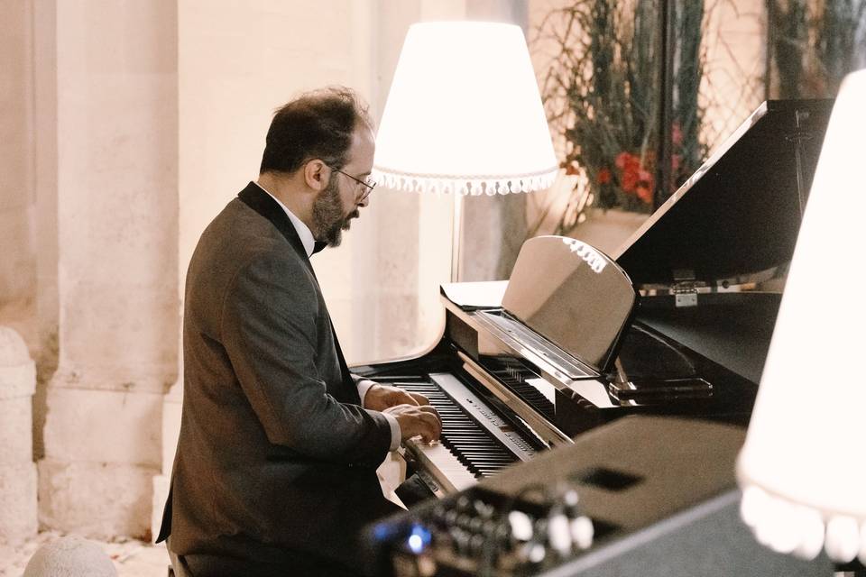 Musicista_suona_pianoforte_nero