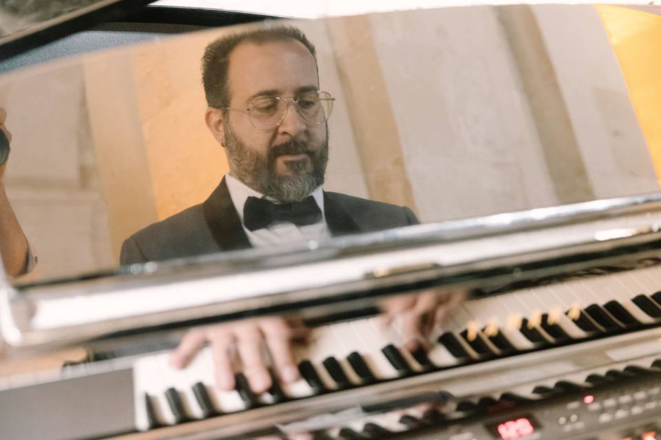 Musicista_suona_pianoforte_riflesso