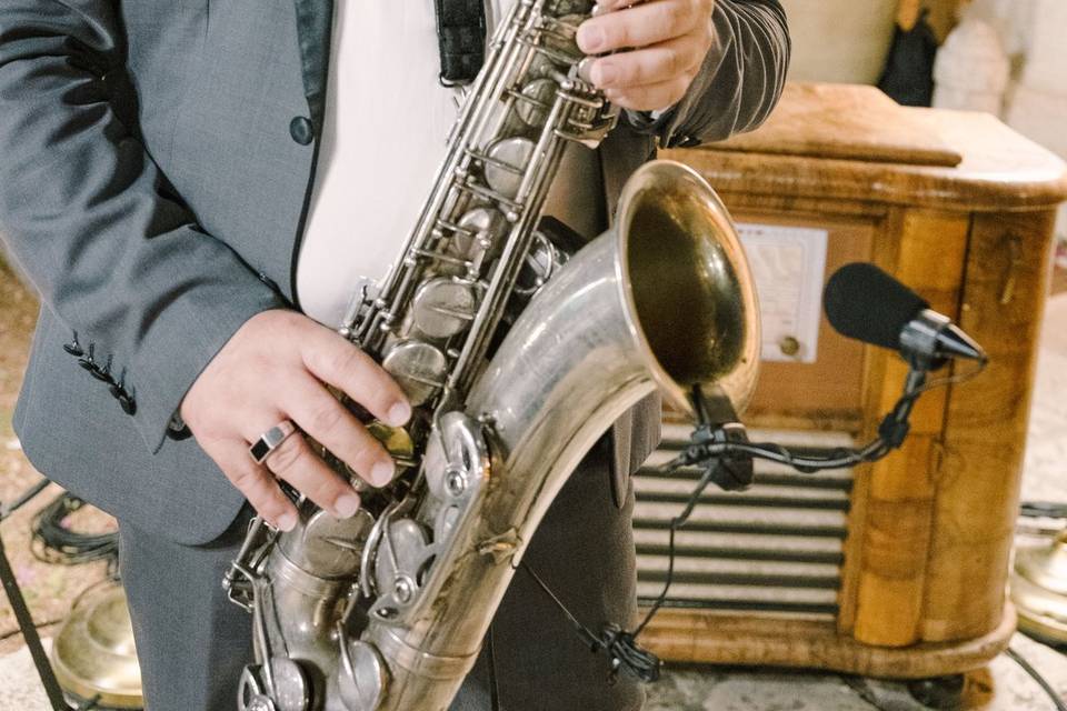 Musicista_suona_sassofono_argento