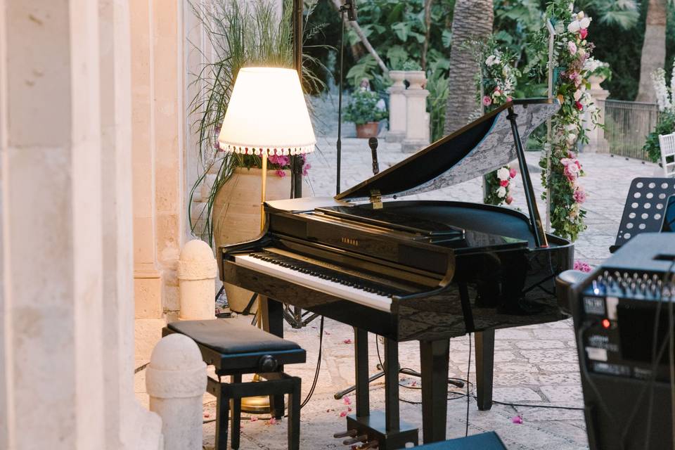 Pianoforte_a_coda_lampada_elegante