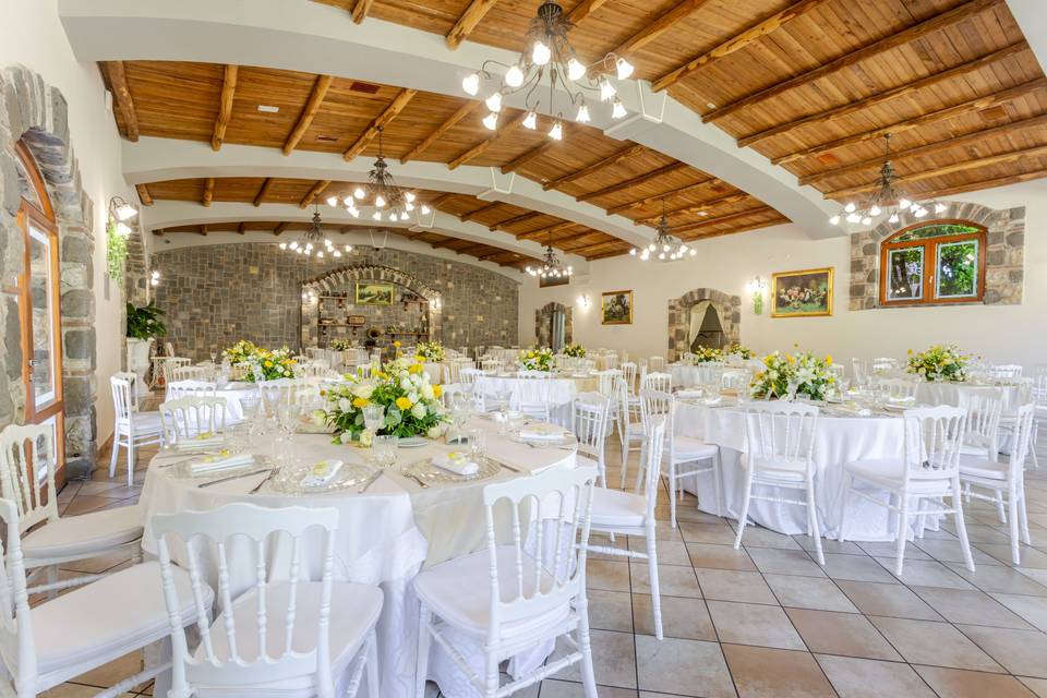 sala_banchetto_fiori_bianchi_gialli
