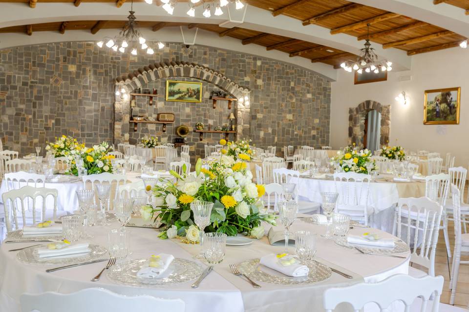 sala_banchetto_fiori_gialli_bianchi